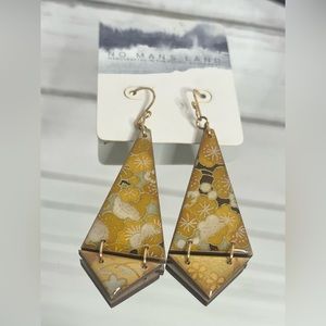 🌟 No Man’s Land Triangle Earrings